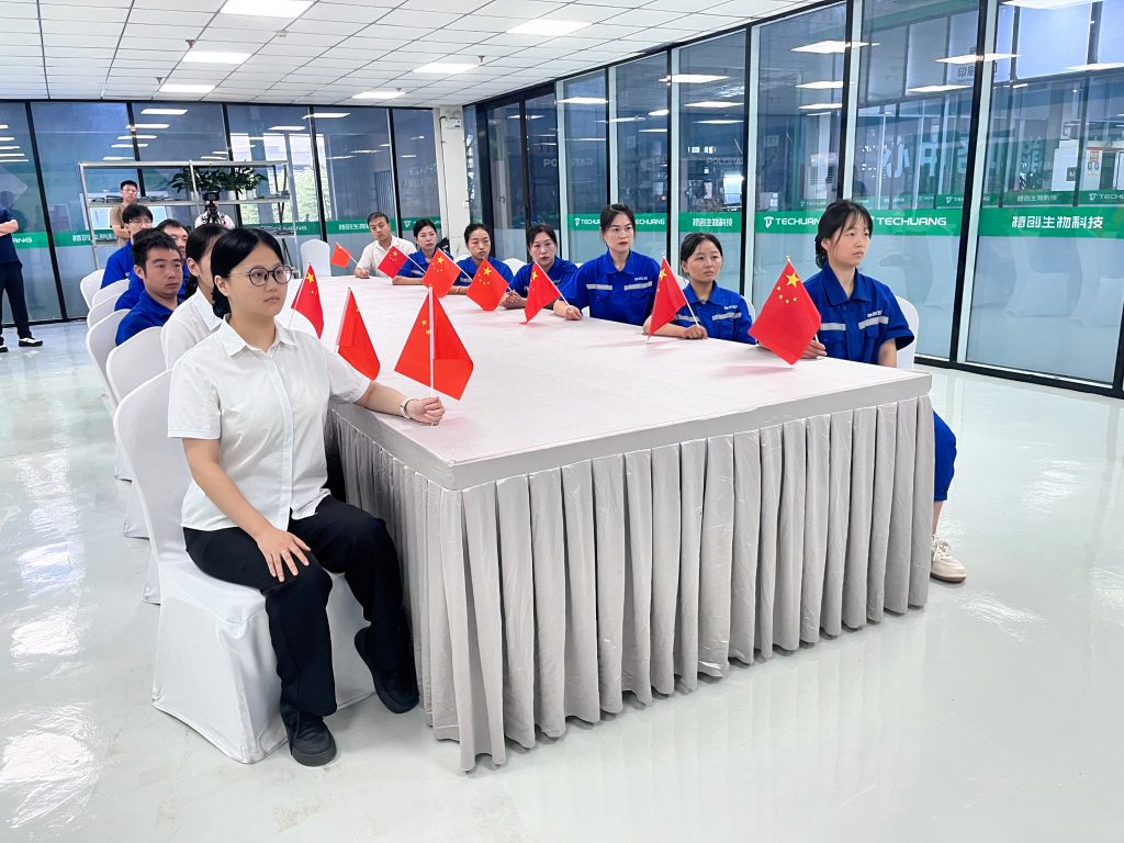 河南特創(chuàng)組織員工觀看“9.3”閱兵盛典